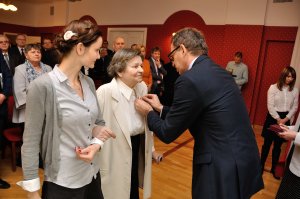 Uroczystość wręczenia Krzyży Wolności i Solidarności, Poznań 19 grudnia 2016. Na zdj. Zofia Jaszcza z wnuczką